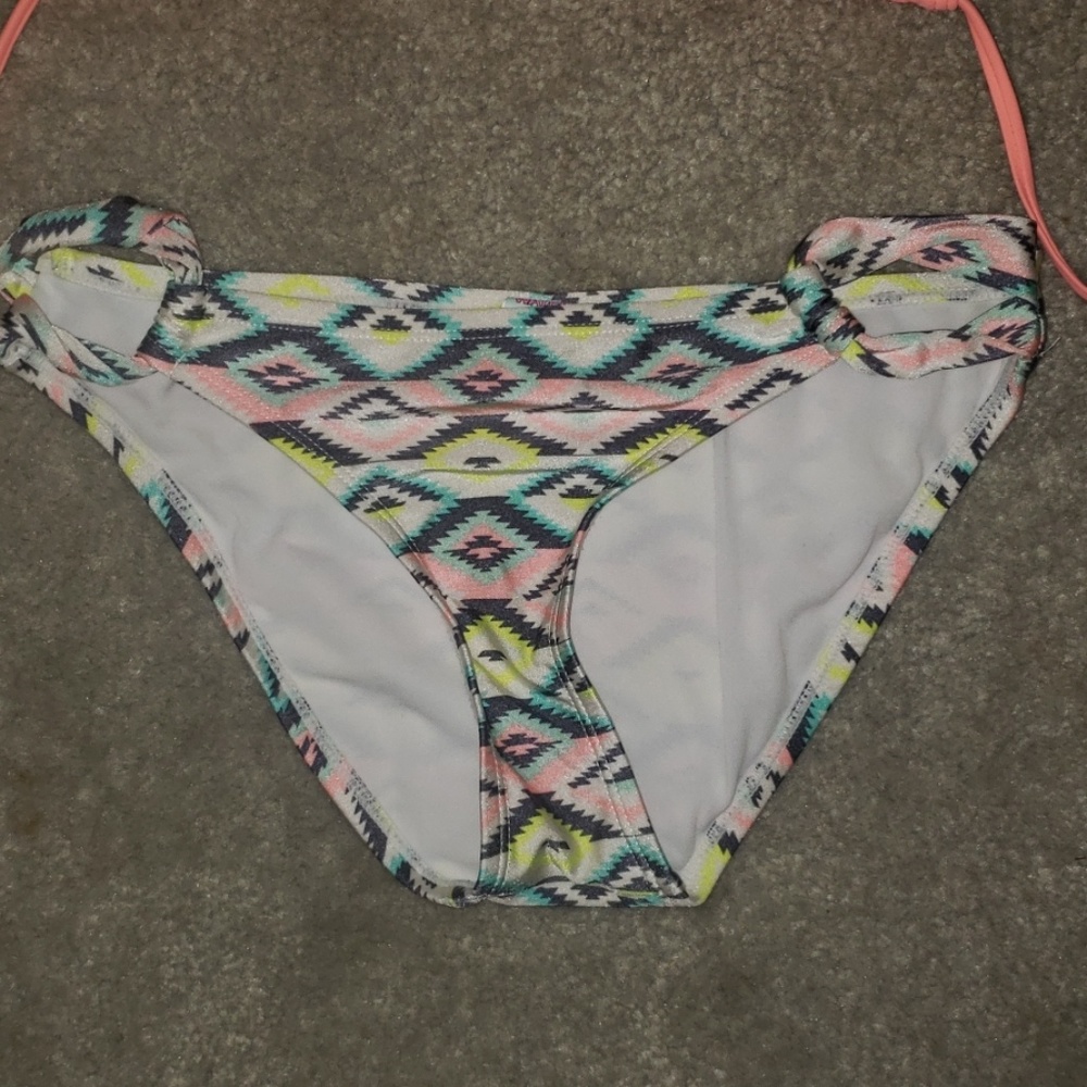 Bikini - Picture 3 of 3